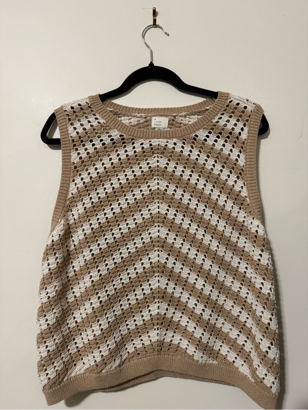 a new day Beige & White Chevron Knit Sleeveless Sweater